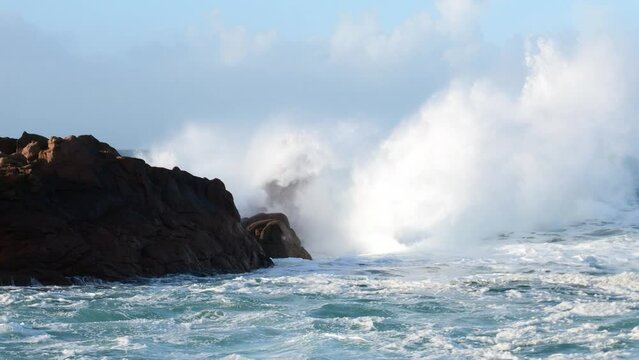 Grosses vagues sur la c&ocirc;te de granit rose-Ploumanac'h Bretagne France