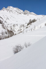 Fototapeta na wymiar montagnes enneigées dans les Alpes en Oisans en hiver près de Vaujany
