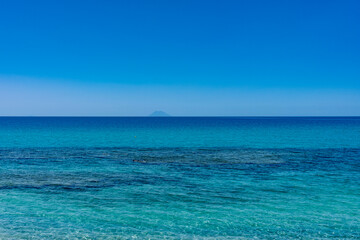 Fototapeta na wymiar Il mare di Capo Vaticano nella Costa degli Dei in Calabria sullo sfondo Stromboli