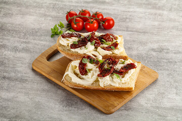 Bruschetta with strachatella and dry tomato