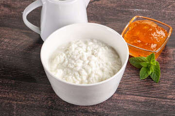 Grain curd with cream and jam