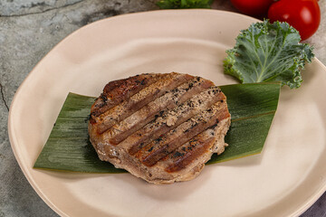 Grilled tuna medallion in the plate