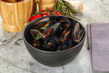 Tasty mussels in the bowl
