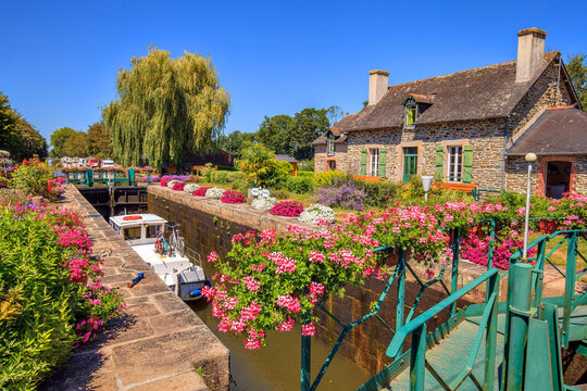 Malestroit, Bretagne, passage de l'&eacute;cluse, canal de Nantes &agrave; Brest