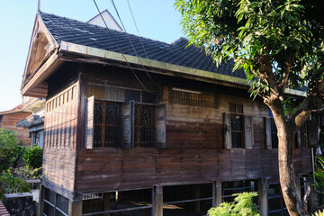 Fototapeta na wymiar old wooden house in lampang, thailand
