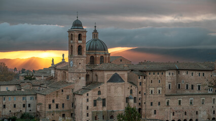 vista mozzafiato del borgo medievale di Urbino all'alba. Siamo in provincia di Pesaro e Urbimno nella regione Marche