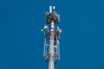 Torre de telecomunicações que fornece a cobertura e facilita a comunicação sem fio para dispositivos móveis como telefones celulares, smartphones, tablets e outros dispositivos conectados - obrazy, fototapety, plakaty