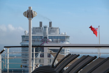 Sonnenliegen auf Luxus Kreuzfahrtschiff - Sun loungers and deck chairs on luxury oceanliner,...