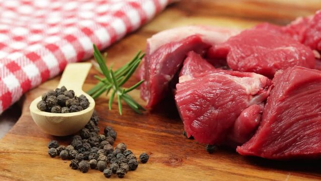 morceaux de boeuf cru, en gros plan, sur une planche &agrave; d&eacute;couper