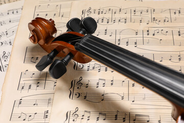 Naklejka premium Classic violin on music sheets, closeup view