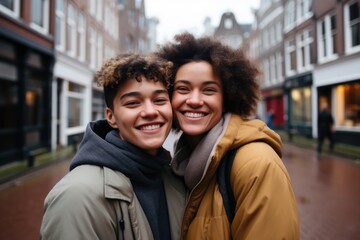 Naklejka premium Smiling portrait of lesbian couple on the street