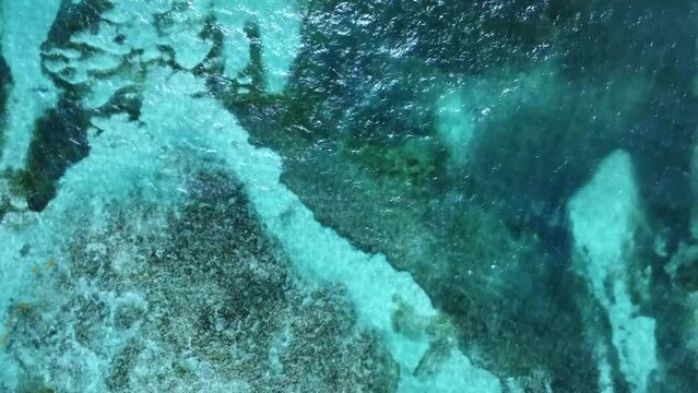 Czysta woda oceaniczna, tropikalna- nagranie z g&oacute;ry na dominikanie- Punta Cana