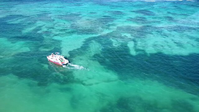 Ł&oacute;dka turystyczna płynąca po oceanie na Dominikanie- Punta Cana. 