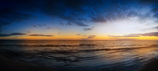 Fototapeta na wymiar sunset above ocean