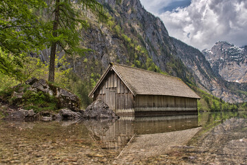 Fototapeta na wymiar old cabin in the lake