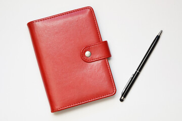 赤い手システム手帳とボールペン