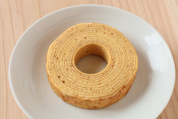 皿の上のバウムクーヘン