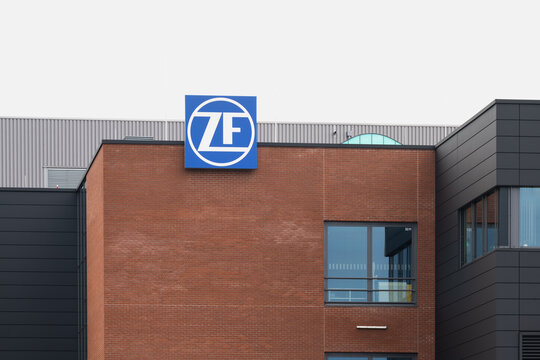 Firmenschild der ZF Friedrichshafen AG