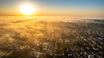 Poranek wchód słońca mgła oleśnica miasto małe dolnośląski epickie dolnyśląsk w polsce dron lot ptaka rynek uliczki