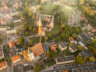 Oleśnica miasto zamek park z drona z lotu ptaka i mgła o wschodzie słońca - obrazy, fototapety, plakaty