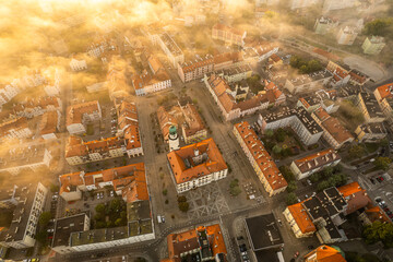 Poranek wchód słońca mgła oleśnica miasto małe dolnośląski epickie dolnyśląsk w polsce dron lot ptaka rynek uliczki