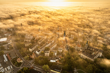 Poranek wchód słońca mgła oleśnica miasto małe dolnośląski epickie dolnyśląsk w polsce dron lot ptaka rynek uliczki - obrazy, fototapety, plakaty