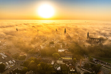 Poranek wchód słońca mgła oleśnica miasto małe dolnośląski epickie dolnyśląsk w polsce dron lot ptaka