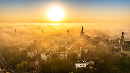 Poranek wchód słońca mgła oleśnica miasto małe dolnośląski epickie dolnyśląsk w polsce...