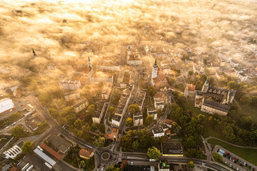 Poranek wchód słońca mgła oleśnica miasto małe dolnośląski epickie dolnyśląsk w polsce dron lot ptaka - obrazy, fototapety, plakaty