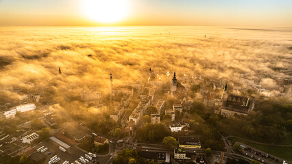 Poranek wchód słońca mgła oleśnica miasto małe dolnośląski epickie dolnyśląsk w polsce dron lot ptaka - obrazy, fototapety, plakaty