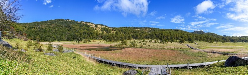 Fototapeta premium 青空バックに見る静寂に包まれた秋の池の平湿原のパノラマ情景