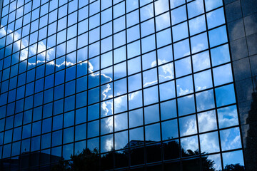 ビルの窓に映る青空
Blue sky reflected in a building window