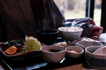 日本のお盆にのった定食
