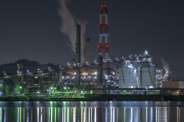 Obraz premium 日本の岡山県倉敷市のとても美しい工場の夜景