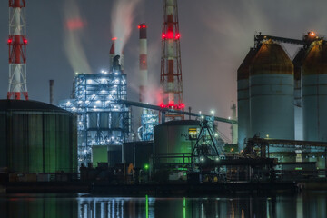 日本の岡山県倉敷市のとても美しい工場の夜景