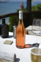 bottiglia di vino senza etichetta sul tavolo di un ristrorante