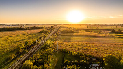Szybki pociąg kolejowy jazda polska piękny krajobraz o zachodzie słońca