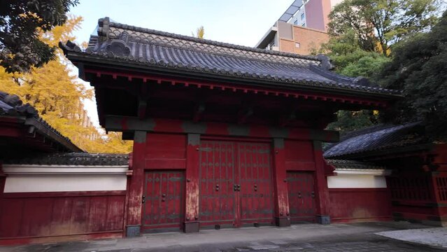 晩秋の東京大学赤門