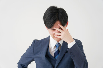 落ち込むビジネスマン　白背景