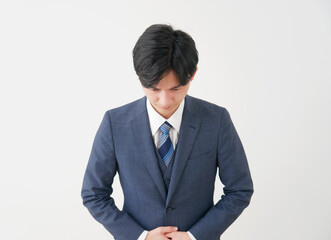 お辞儀して謝るビジネスマン　白背景