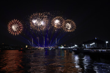 Fototapeta premium Light and firework show over the old steel bridge ,Phra Phuttha Yodfa Bridge at Bangkok, Thailand Theme Vijit Chao Phraya 2023 Bangkok Thailand