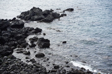 Black basalt and sea.
The waterfront is calm and beautiful.