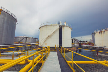 Obraz premium Tank floor walkway plant equipment for pipe line