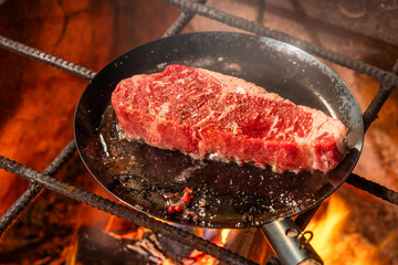 ワイルドに焼くステーキ　Grill a steak over an outdoor