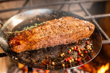 ワイルドに焼くステーキ　Grill a steak over an outdoor