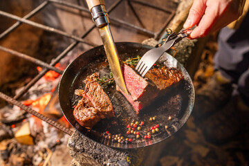 ワイルドに焼くステーキ　Grill a steak over an outdoor - 690872187
