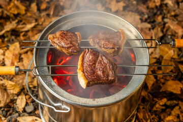 ワイルドに焼くステーキ　Grill a steak over an outdoor
