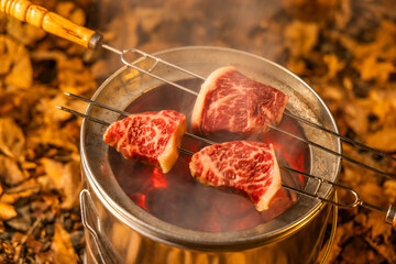 ワイルドに焼くステーキ　Grill a steak over an outdoor