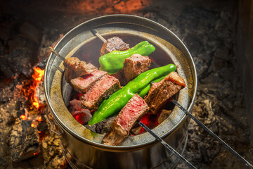 ワイルドに焼くステーキ　Grill a steak over an outdoor