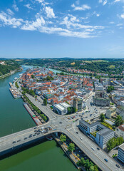 Naklejka premium Passau, die niederbayerische Stadt an Donau, Inn und Ilz von oben, Ausblick zur Innenstadt